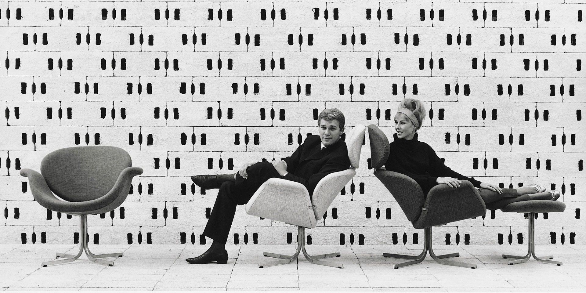 Ein Schwarzweißfoto von zwei Personen, die auf Stühlen sitzen