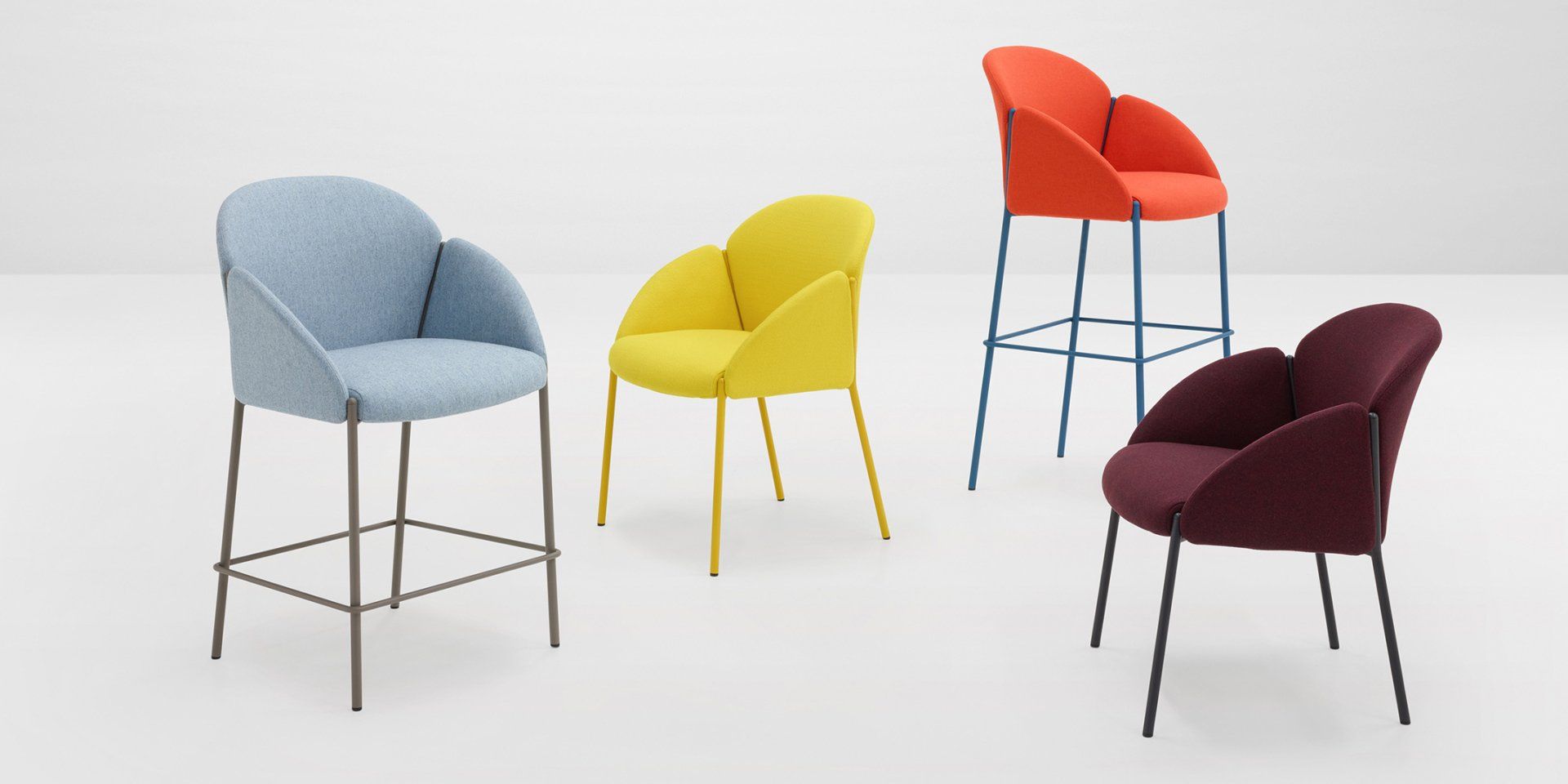 Eine Gruppe bunter Stühle steht auf einer weißen Fläche