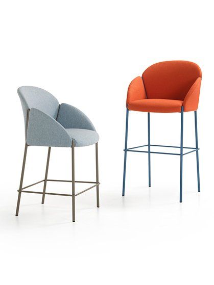 Ein blauer und ein orangefarbener Barhocker auf weißem Hintergrund