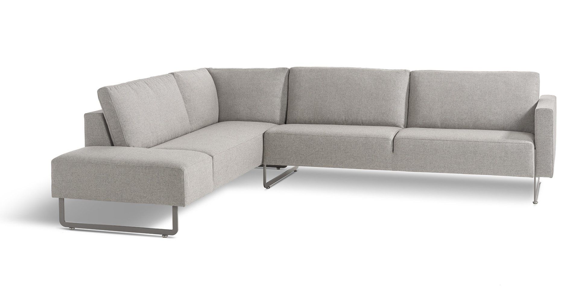 Ein graues Sofa mit Chaiselongue auf weißem Hintergrund.