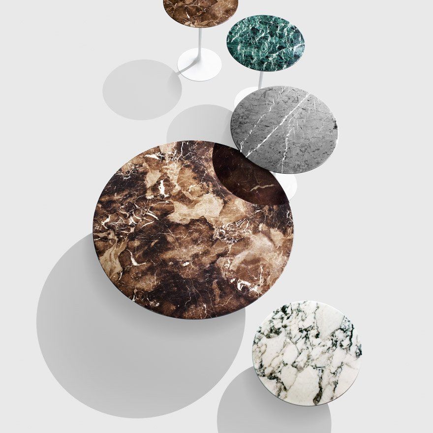 Eine Gruppe von Marmortischen ist auf einer weißen Fläche aufgereiht