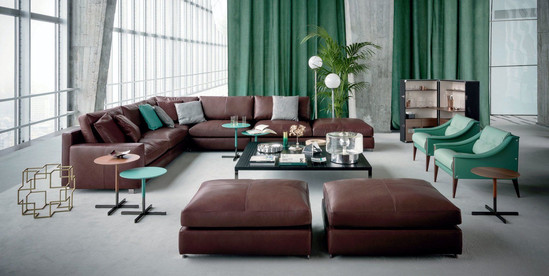 Ein Wohnzimmer mit einem großen Sofa und grünen Vorhängen