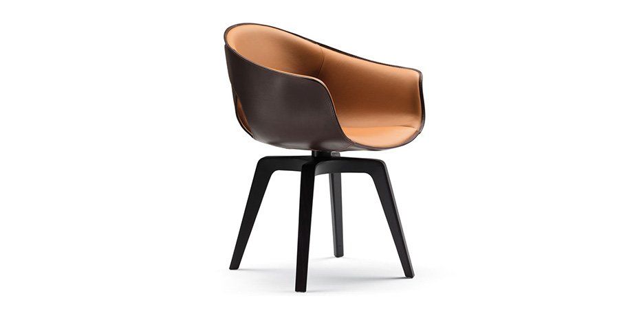 Ein brauner Ledersessel mit schwarzen Beinen auf weißem Hintergrund.