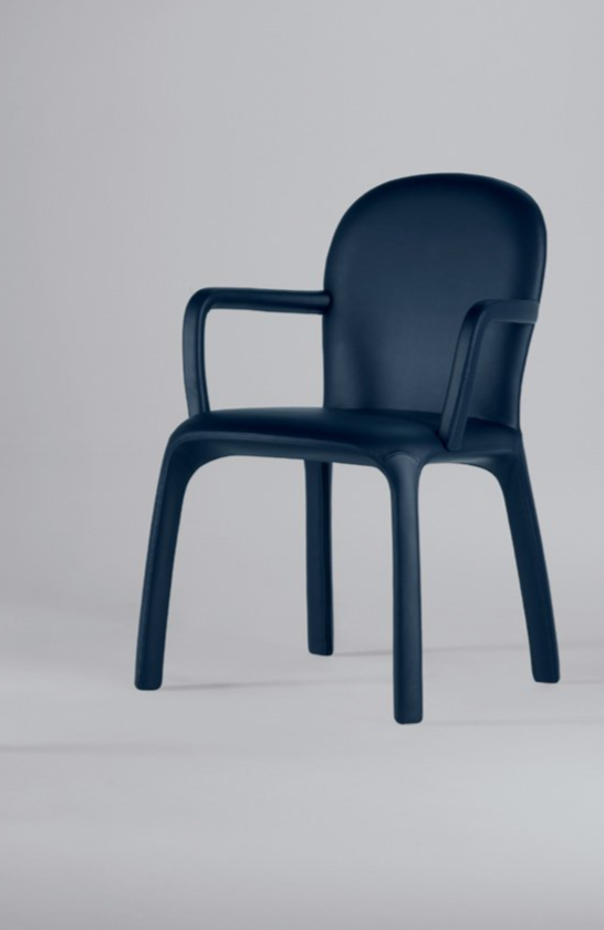 Ein blauer Stuhl steht auf einer weißen Fläche