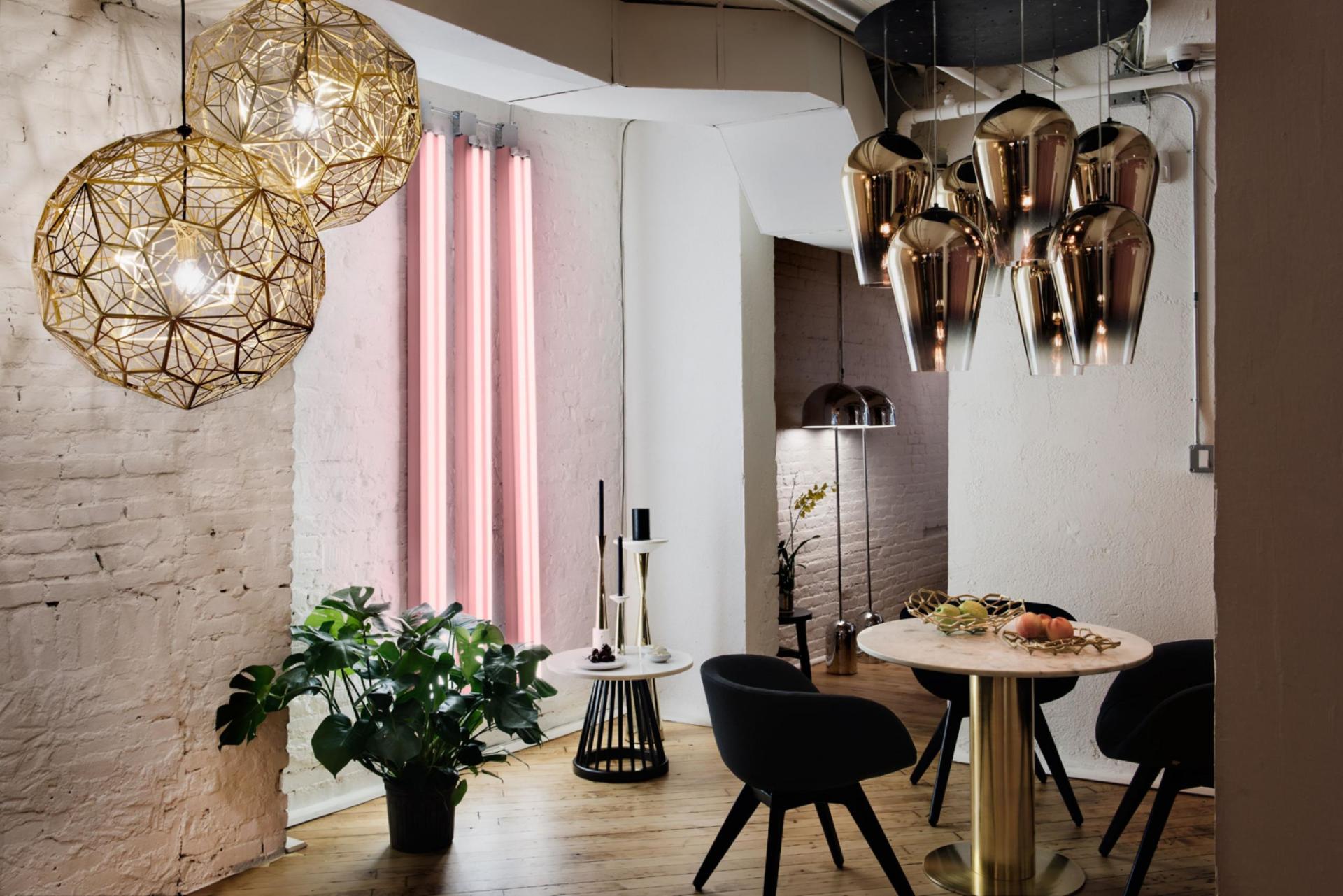 Ein Esszimmer mit Tisch und Stühlen und einer Pflanze