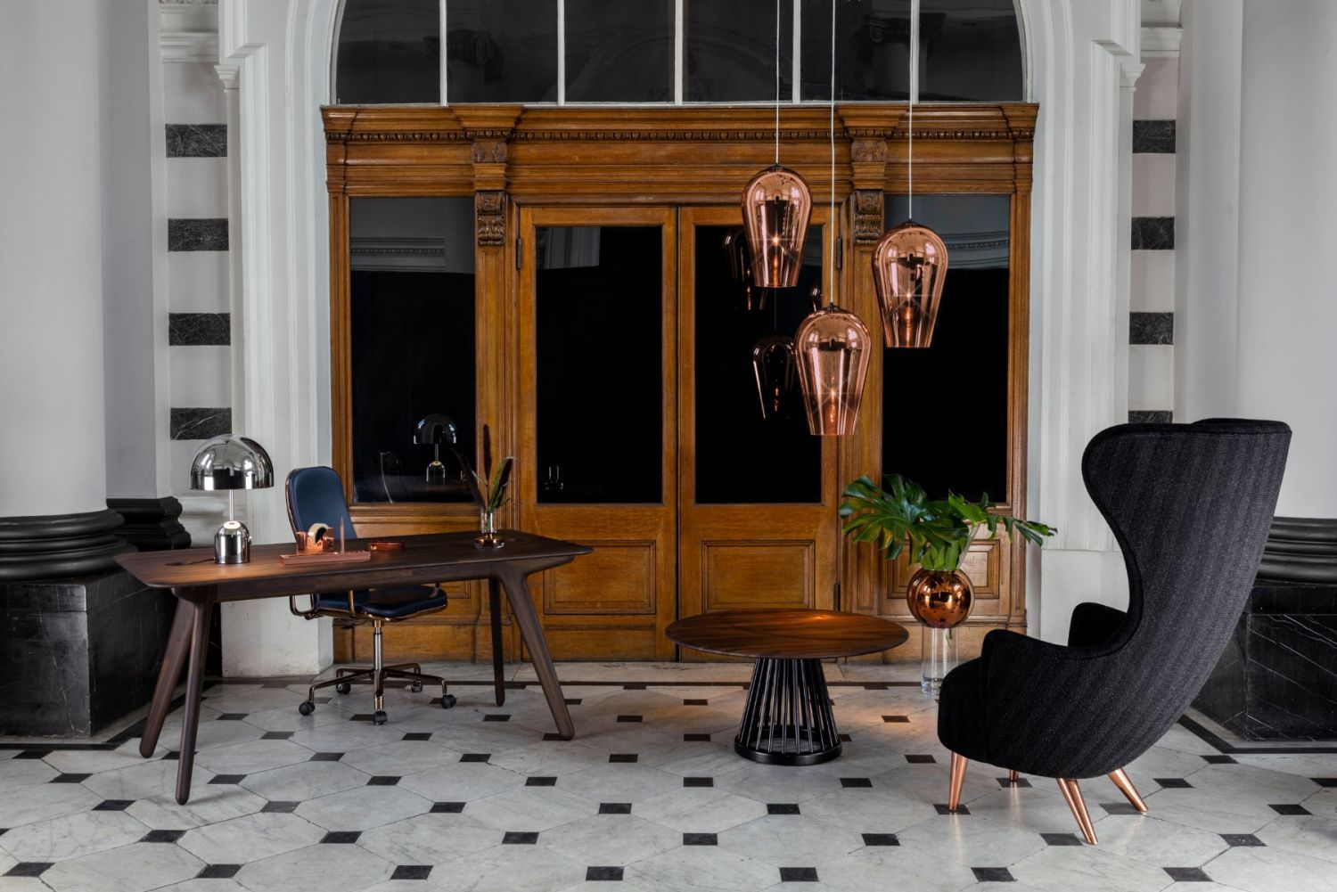 Ein Wohnzimmer mit einem Stuhl, einem Tisch und Lampen