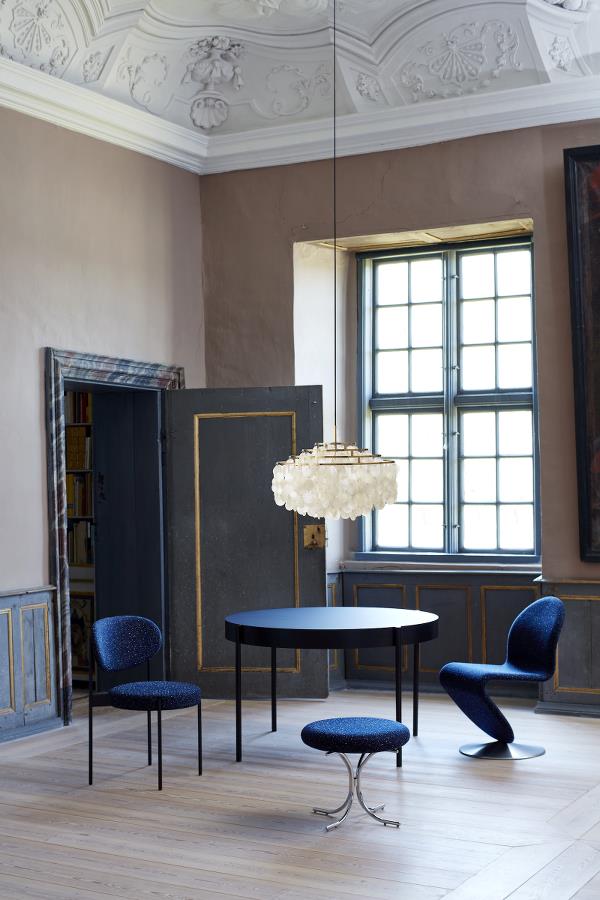 Ein Raum mit einem Tisch und Stühlen darin