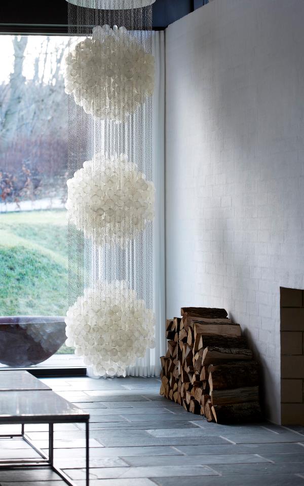 Ein Raum mit einem Stapel Holzscheite vor einem Fenster