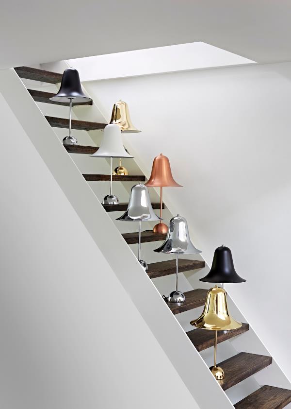 Eine Reihe von Lampen sind auf einer Treppe aufgereiht