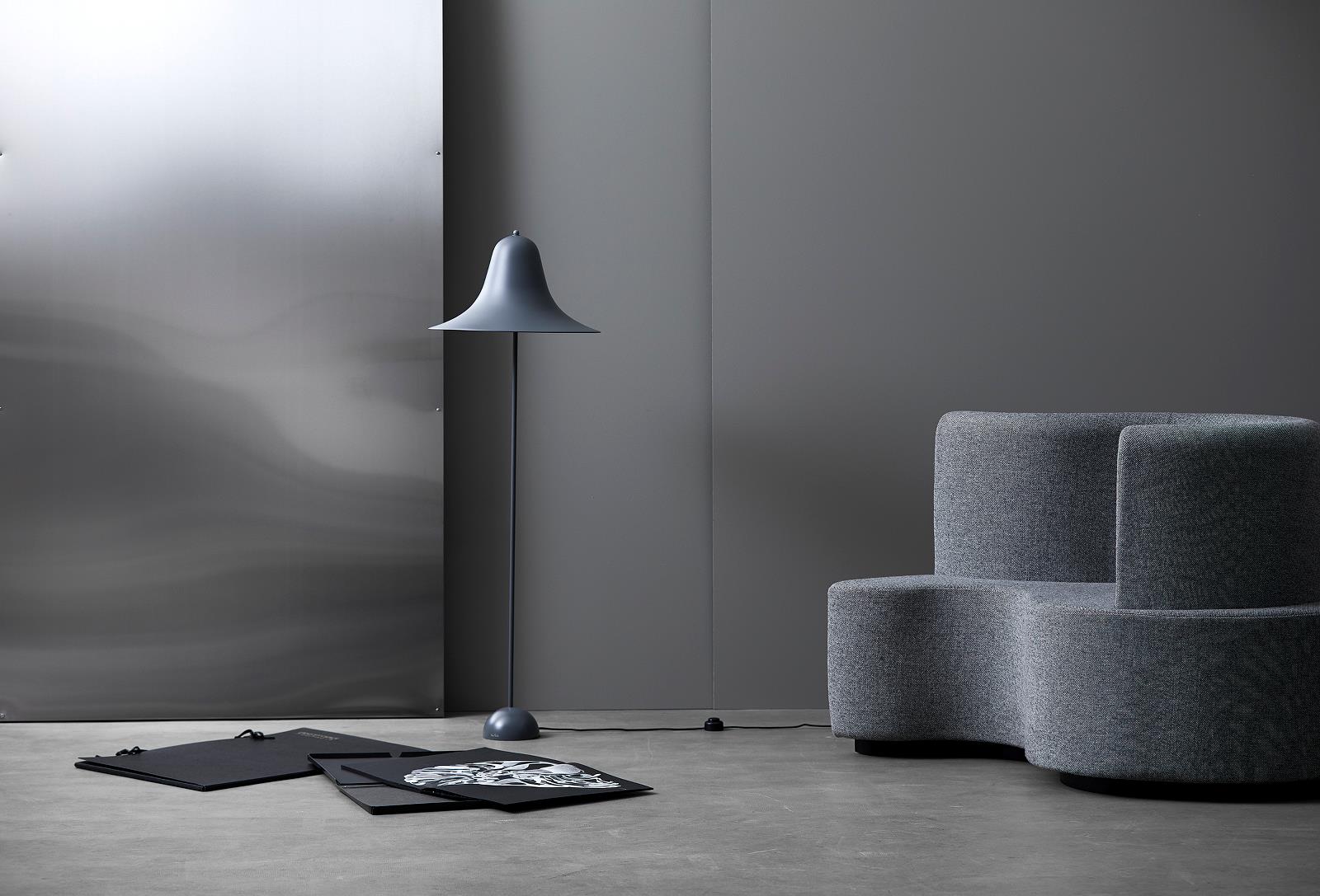 Ein Wohnzimmer mit einem Stuhl und einer Lampe