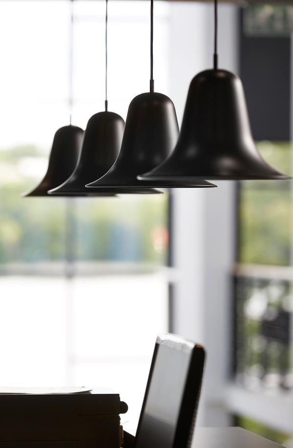 Eine Reihe schwarzer glockenförmiger Pendelleuchten, die von der Decke hängen
