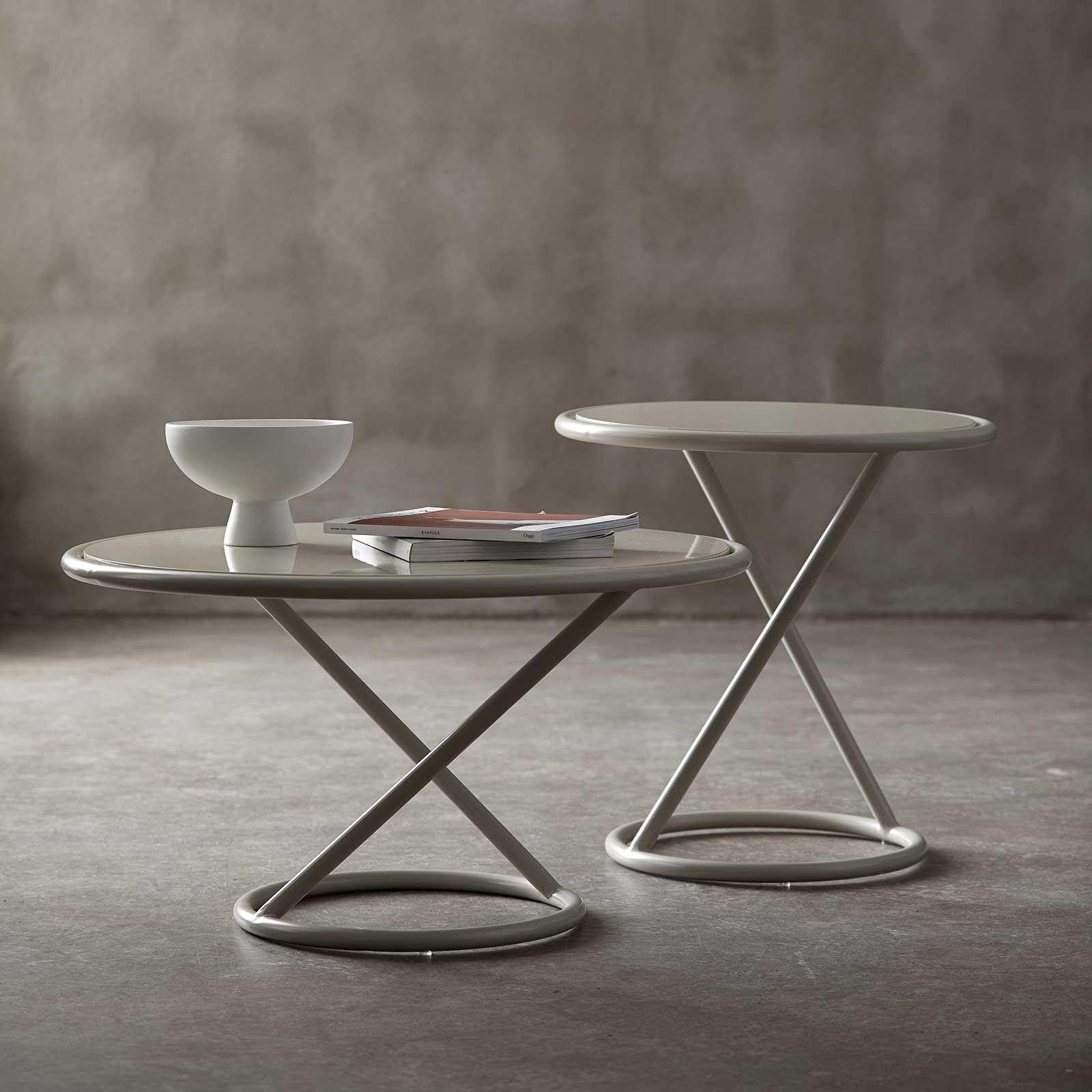 Zwei Couchtische mit einer Schüssel und Büchern darauf