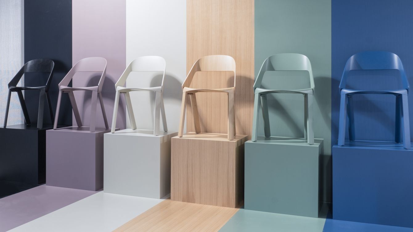 Eine Reihe von Stühlen, die auf Blöcken vor einer Wand stehen.