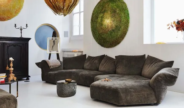 Ein Wohnzimmer mit einem großen Sofa und Ottomane