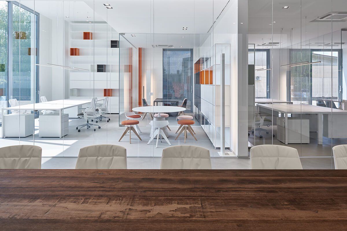 Ein Holztisch vor einer Glaswand in einem Büro