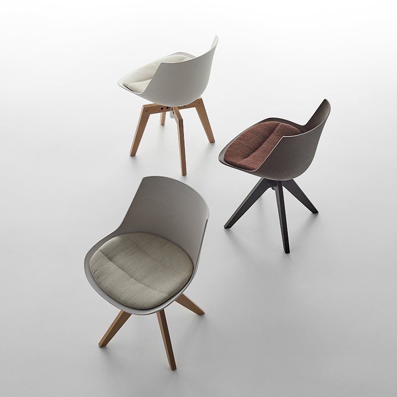 Drei Stühle stehen nebeneinander auf einer weißen Fläche