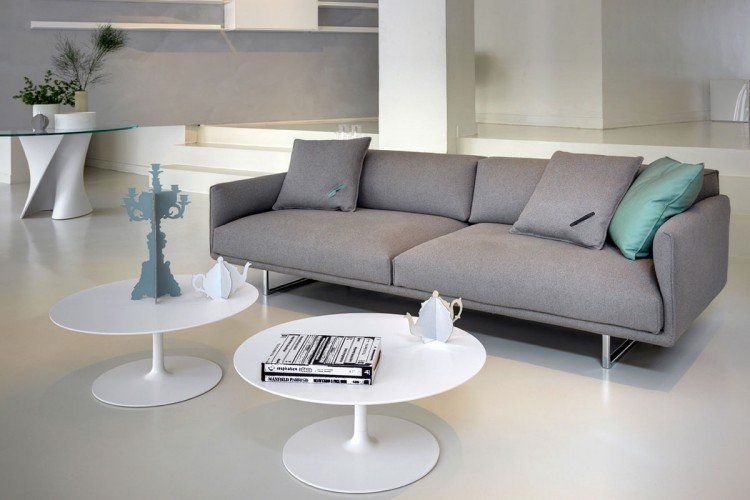 Ein Wohnzimmer mit einer Couch und zwei Couchtischen