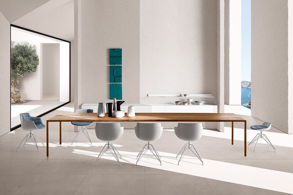 Ein Esszimmer mit einem langen Tisch und Stühlen