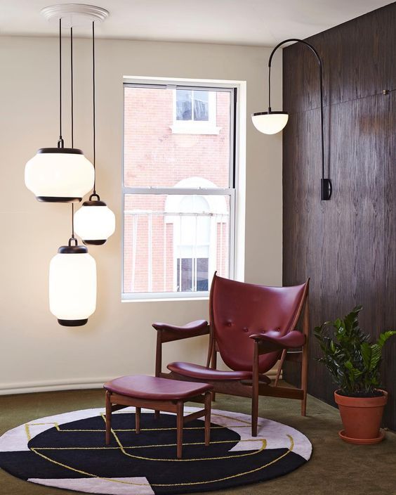 Ein Wohnzimmer mit einem roten Stuhl und einer Topfpflanze