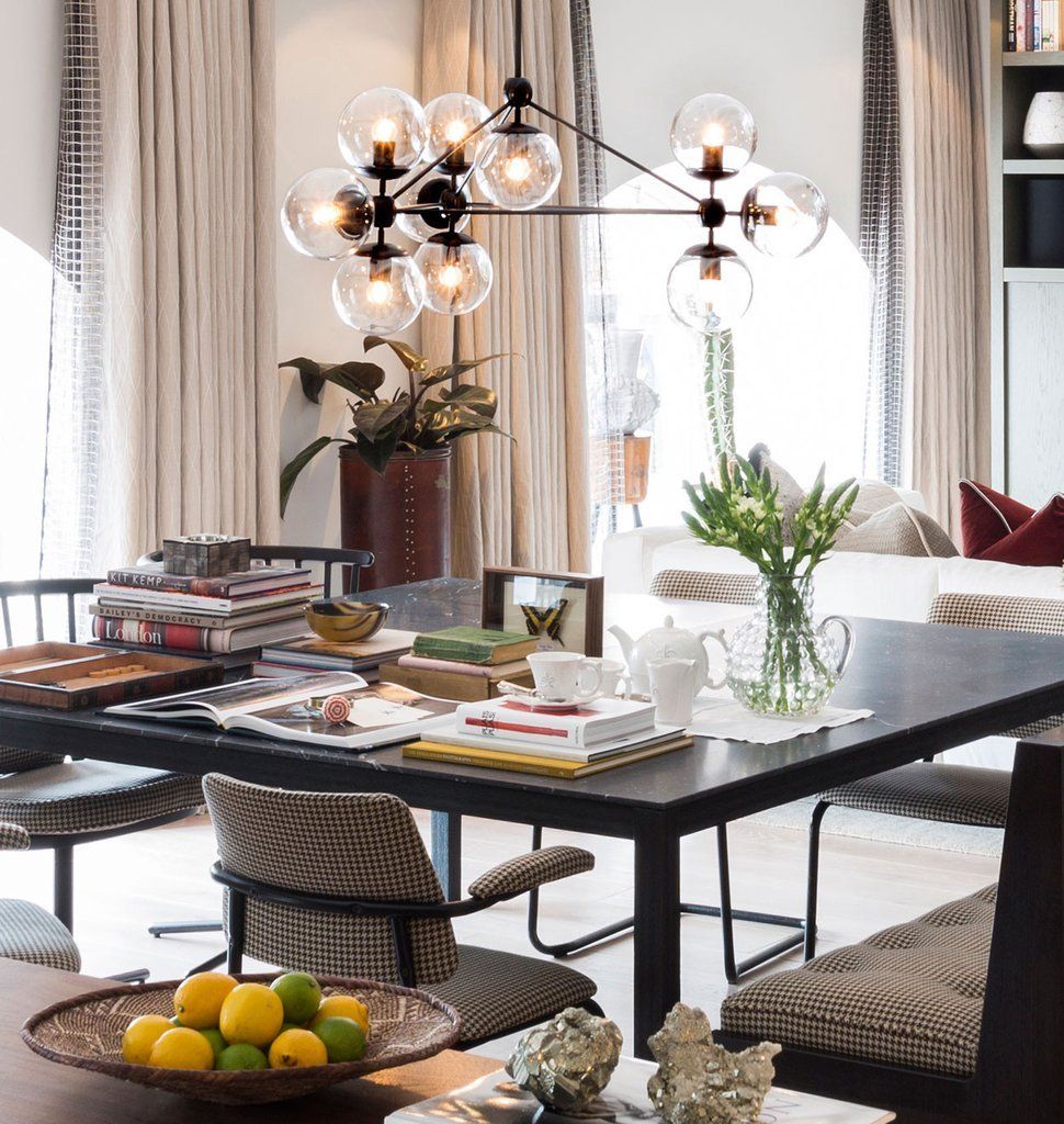 Eine Schale mit Zitronen steht auf einem Tisch in einem Wohnzimmer