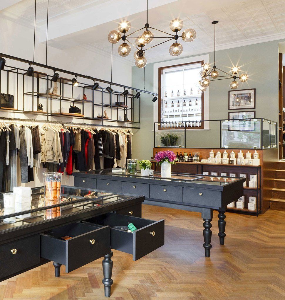 Ein Laden mit vielen Schubladen und Kleidung, die an der Wand hängt