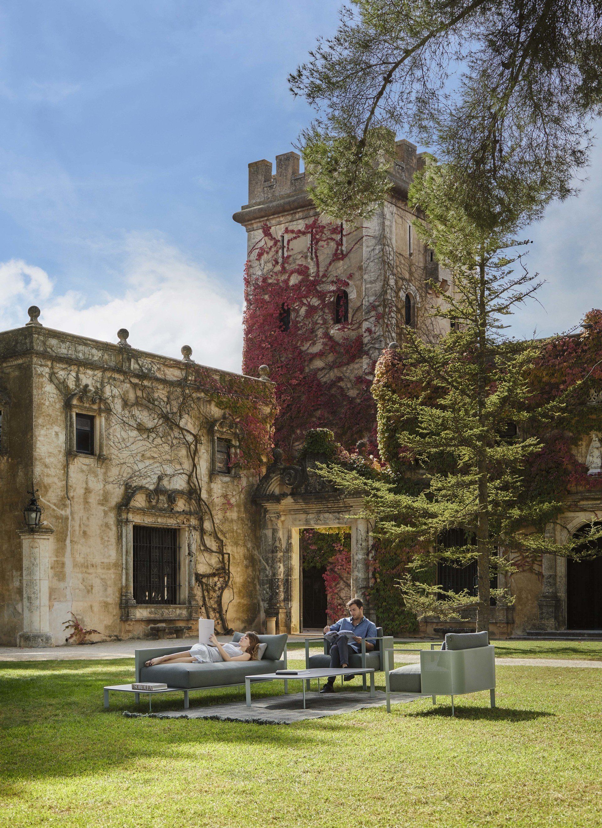 Ein Mann sitzt auf einer Couch vor einem Schloss