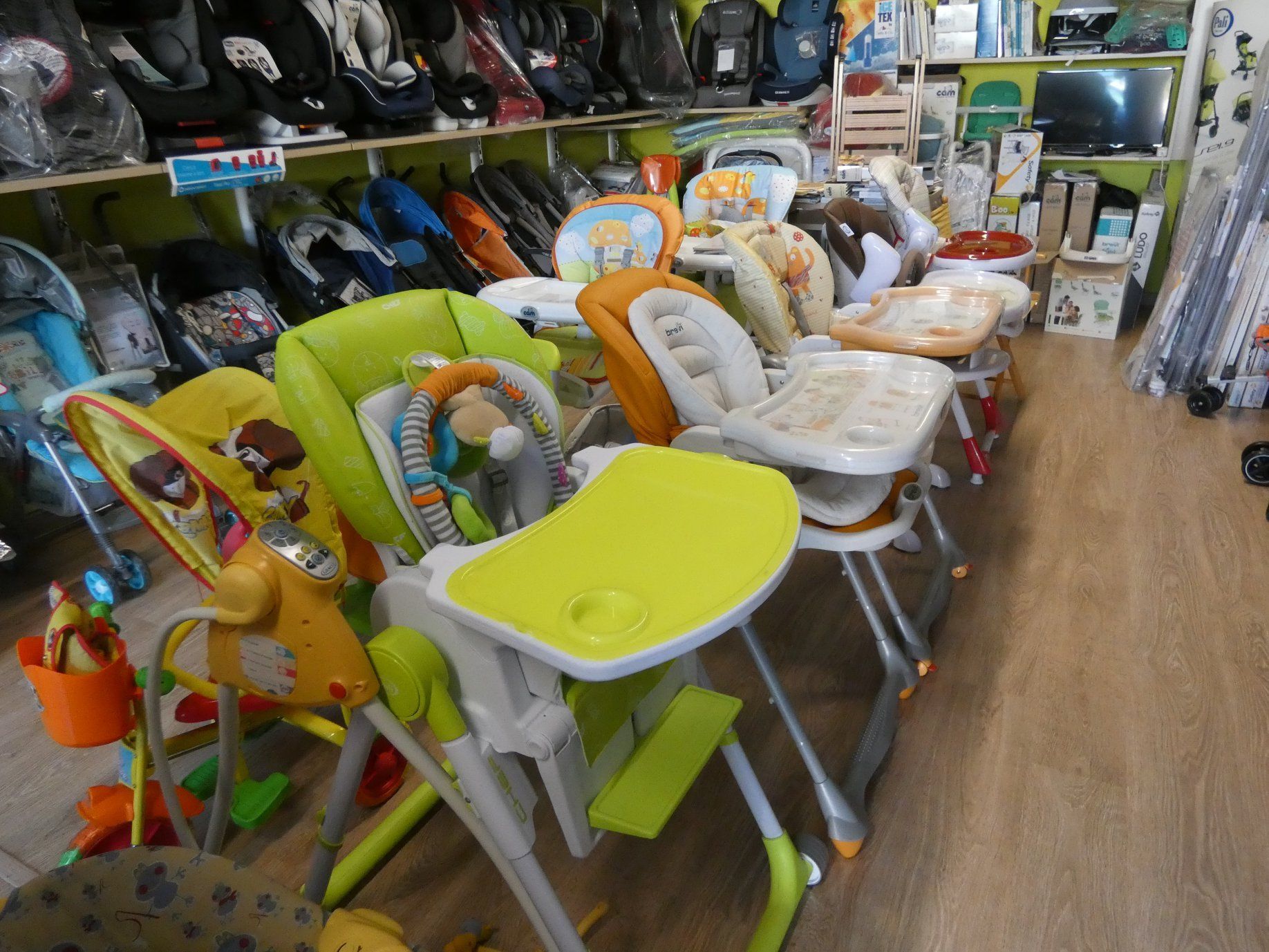 seggiolini di vari colori e dimensioni