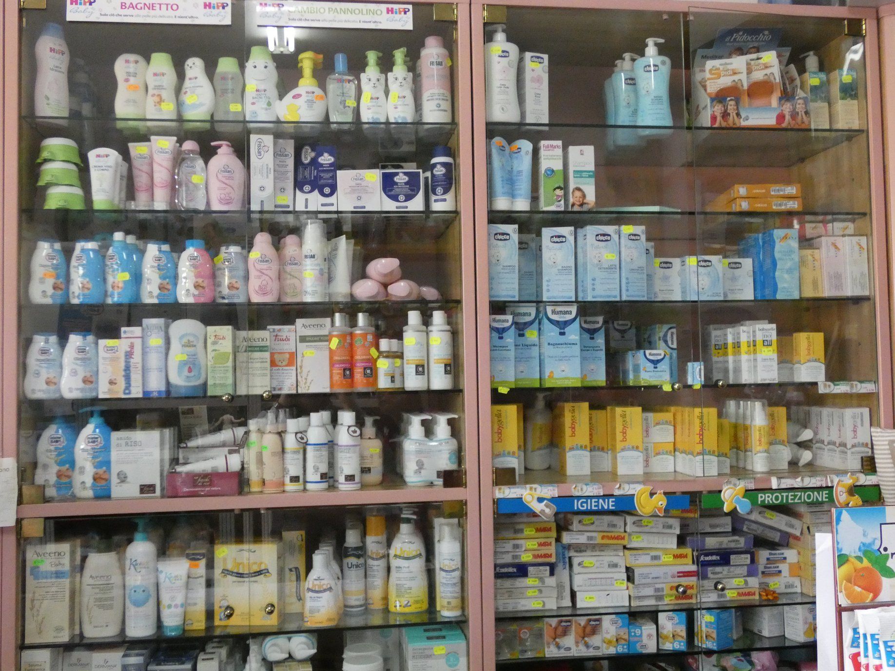 neonato con giocattolo