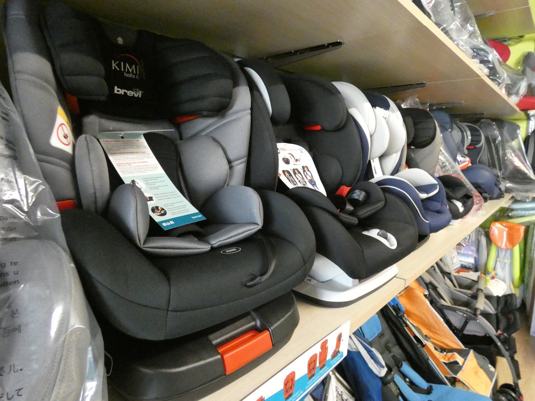 genitori felici con bambini sul passeggino