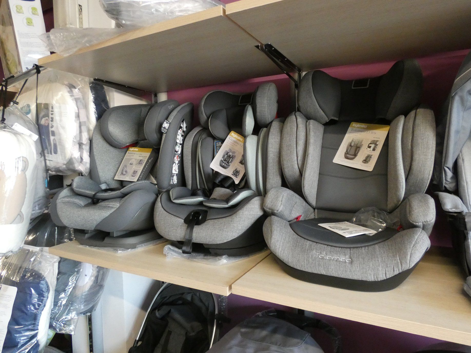 bambino mentre mangia un omogeneizzato