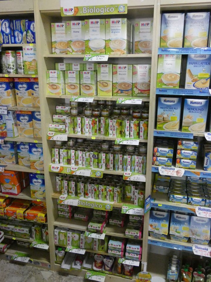scaffali negozio con omogeneizzati e pastine