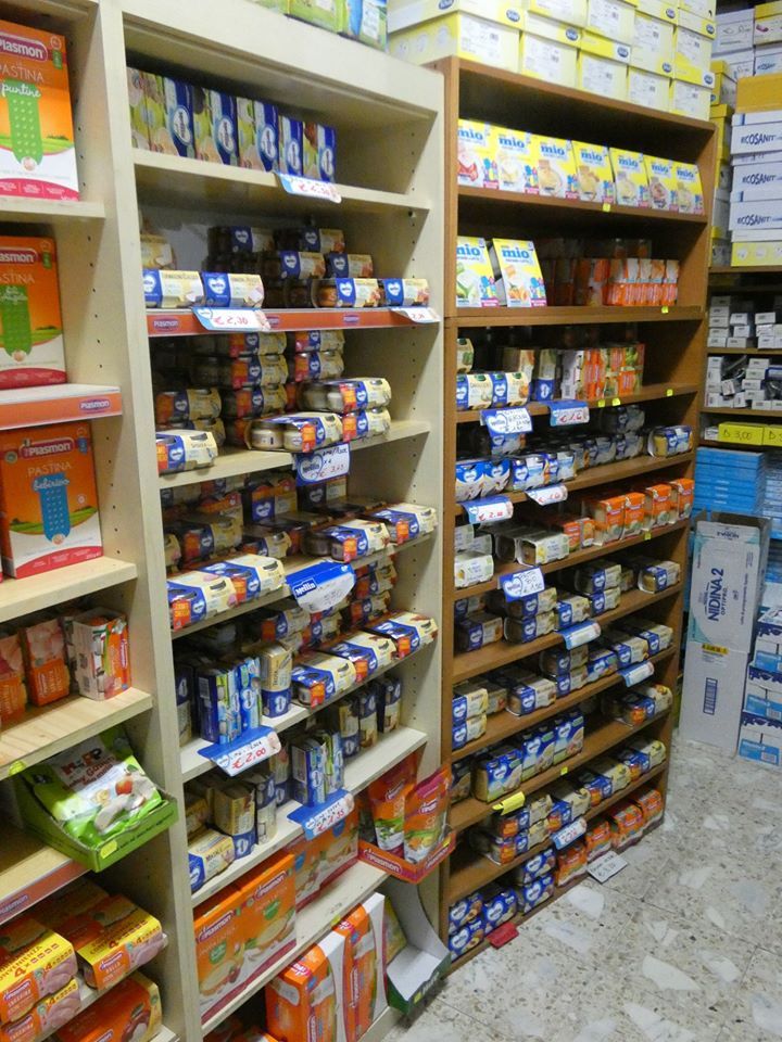 scaffali negozio con omogeneizzati