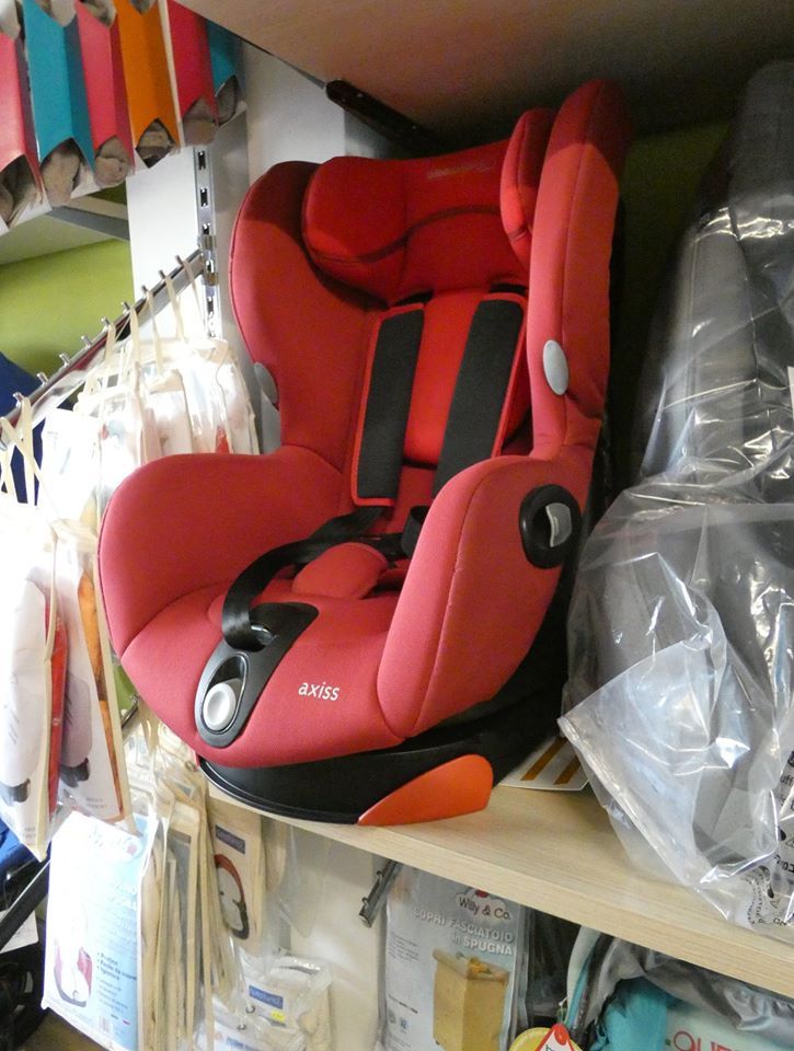 bambino con il suo nuovo gioco