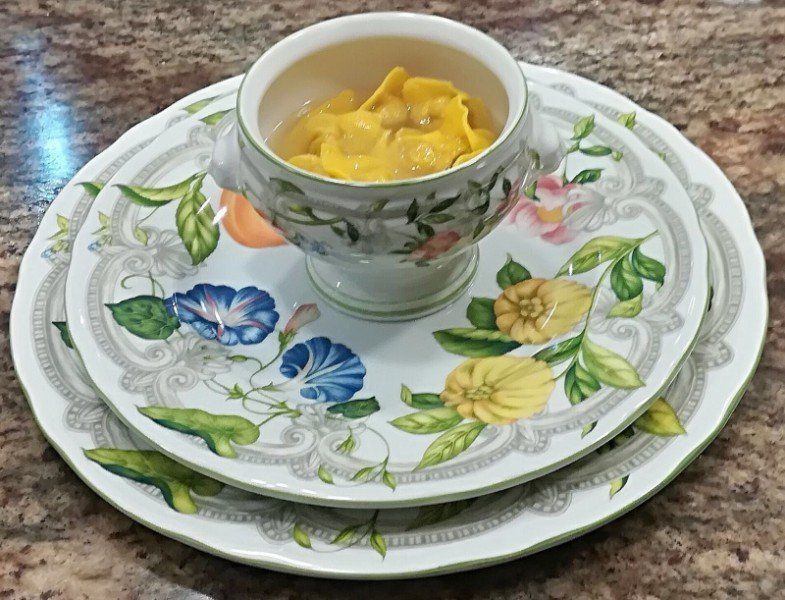 Ciotola di tortellini fatti in casa