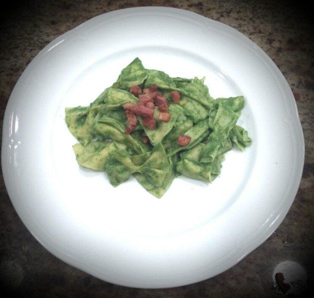 Piatto di pasta ripiena condito con salsa verde