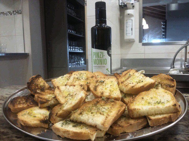 Crostini di pane con olio d'oliva