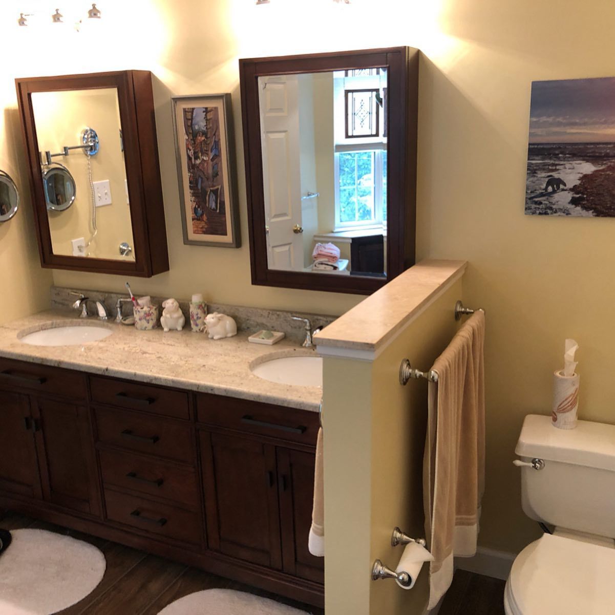 A bathroom with two sinks and a toilet