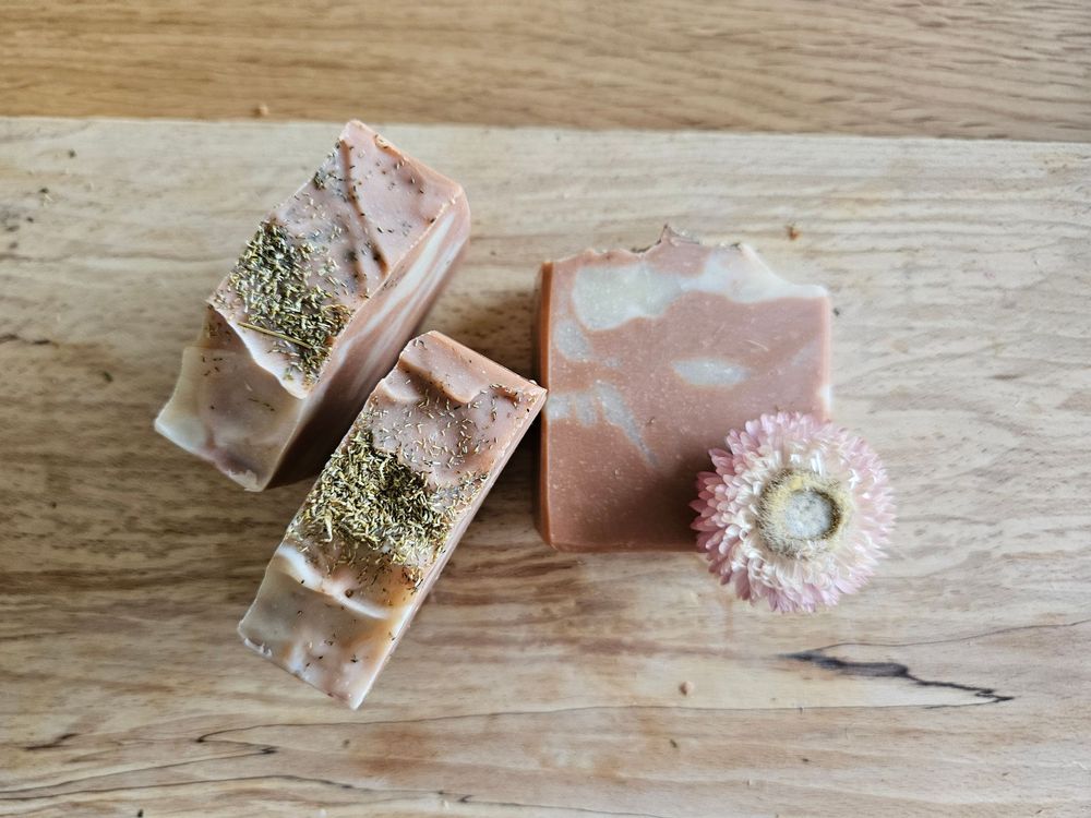 ambachtelijke, natuurlijke zeep van floralanda met calendula olie, kamille en rode klei