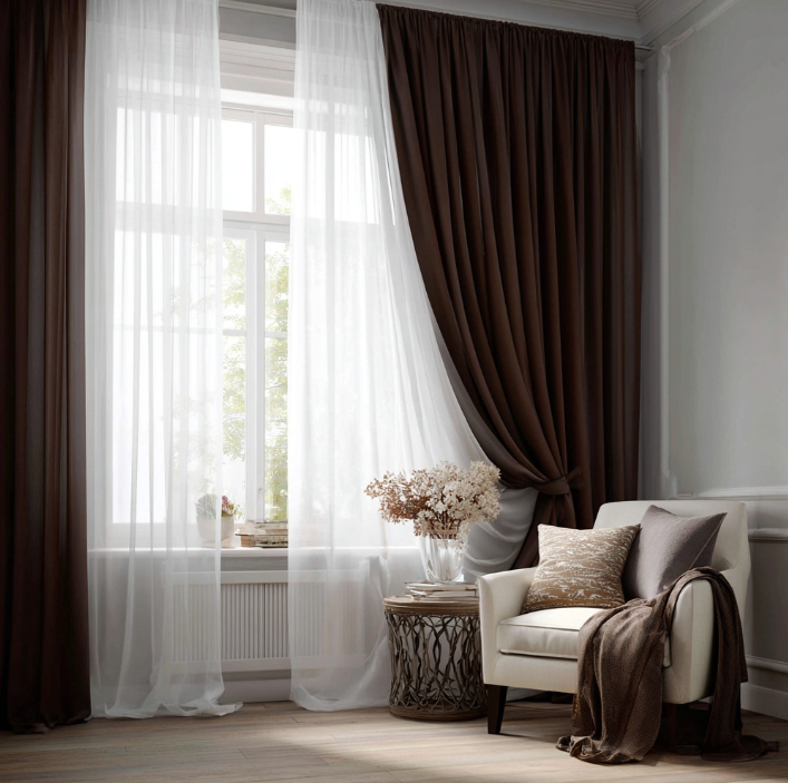 Stanza con finestra, tende bianche e marroni trasparenti, poltrona, fiori e tavolino.