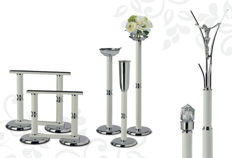 Decorazioni per l'evento in bianco e argento, tra cui tavoli, piedistalli con fiori e simboli religiosi.