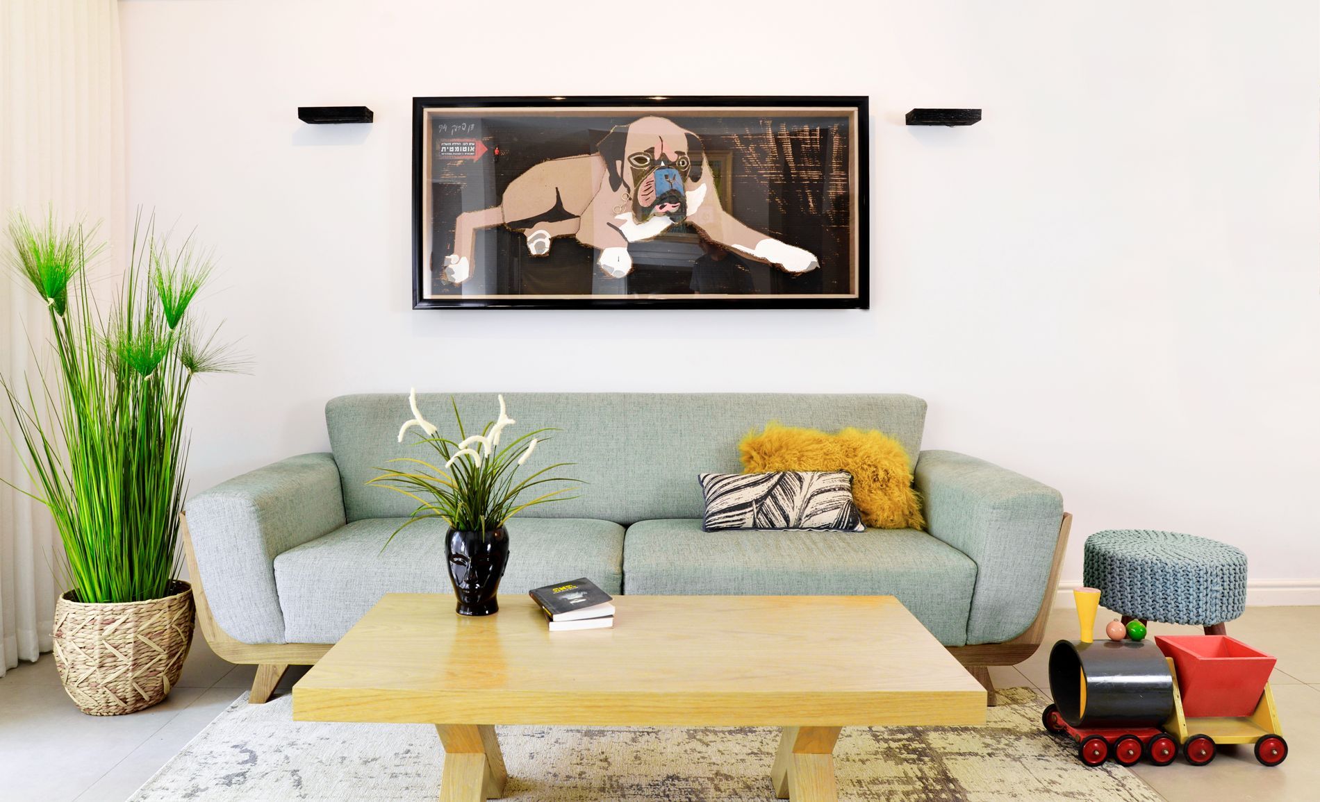 סלון עם ספה, שולחן קפה ותמונה של כלב על הקיר.