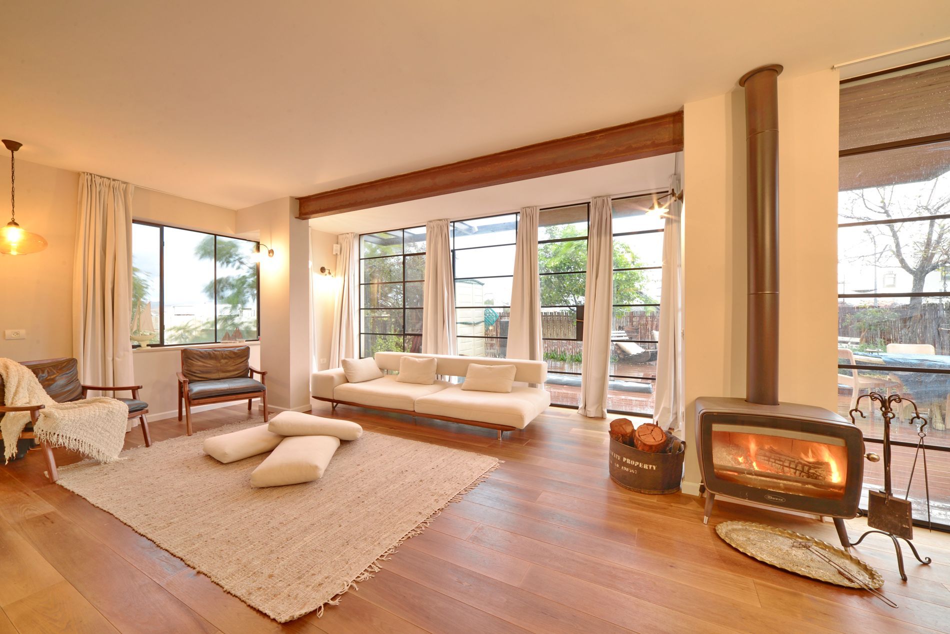 סלון עם ספה, כיסאות ואח.