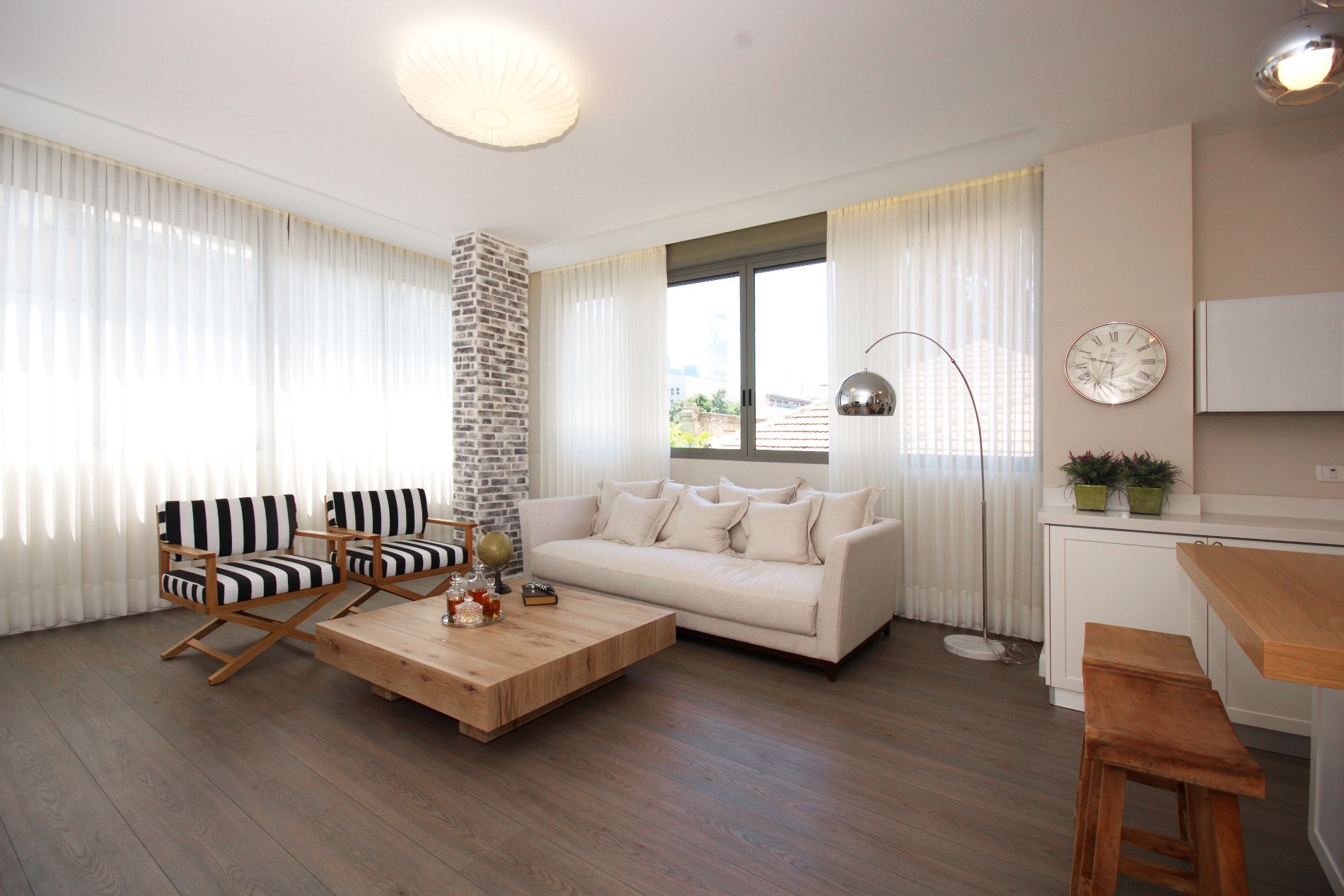 סלון עם ספה, כיסאות ושולחן קפה.