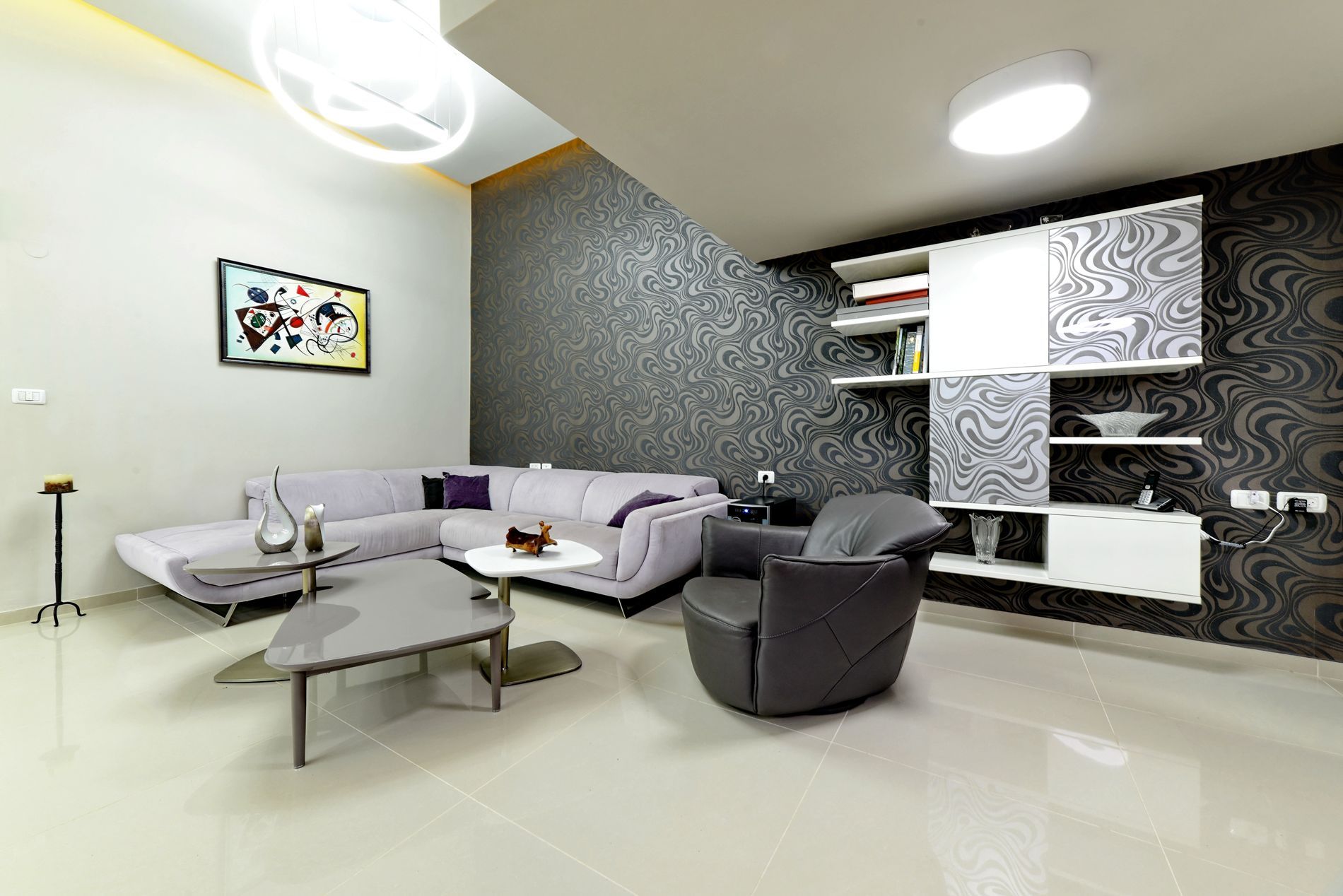 סלון עם ספה, כיסא, שולחן קפה ותמונה על הקיר.