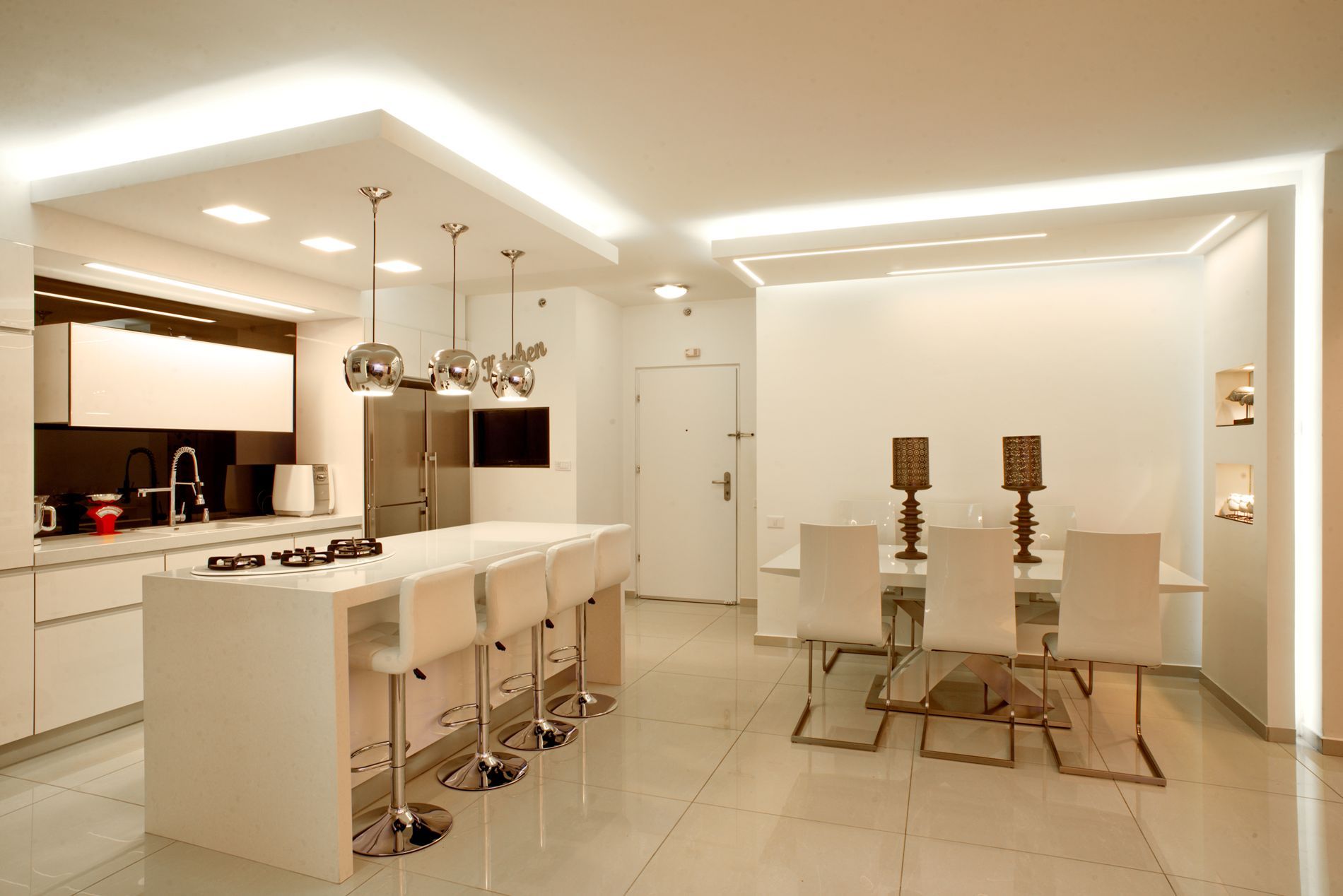 מטבח וחדר אוכל עם אי גדול באמצע