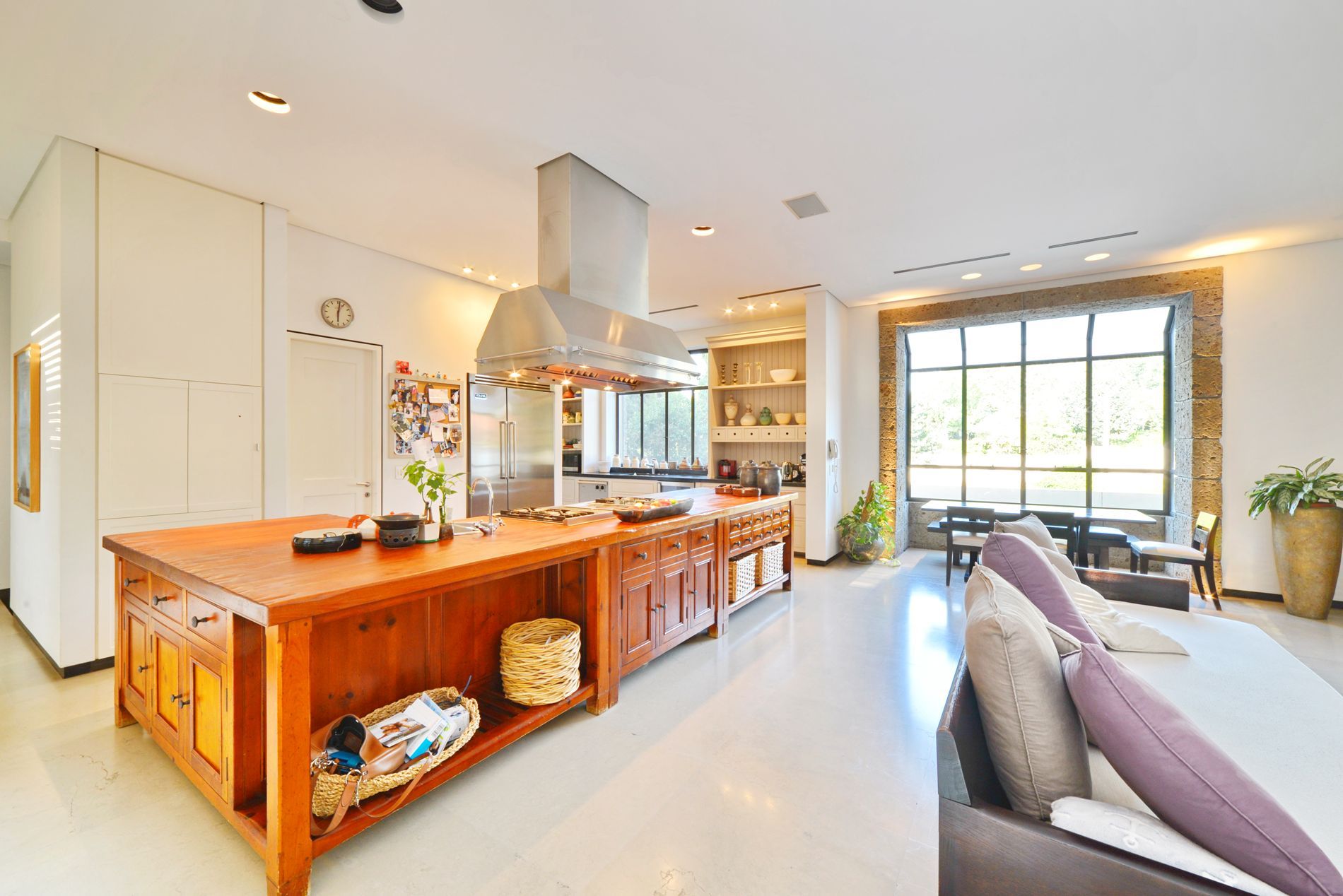 יש אי גדול באמצע המטבח.