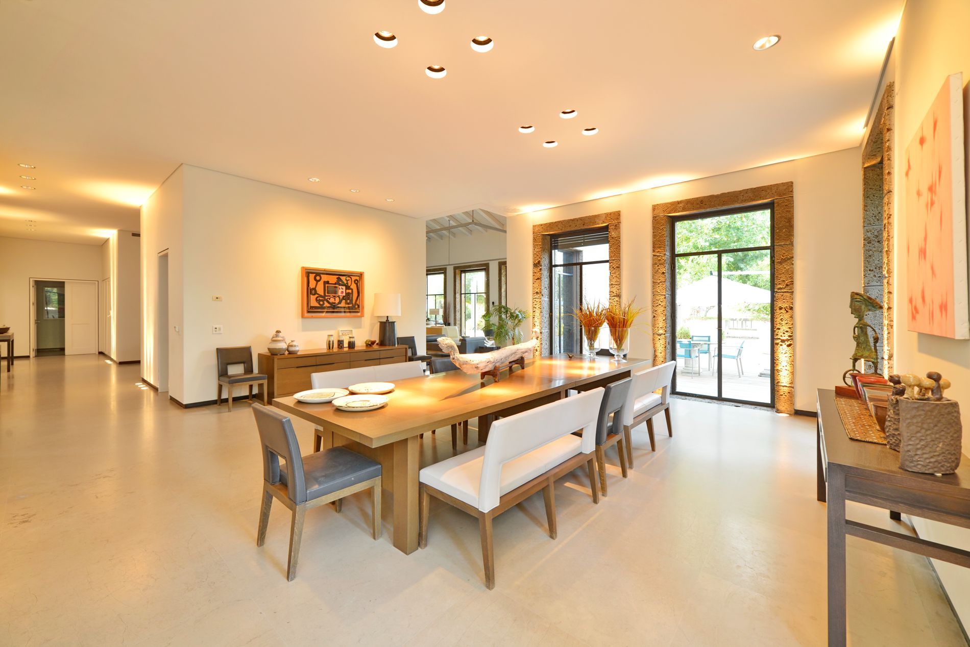 חדר אוכל גדול עם שולחן וכיסאות עץ ארוך.