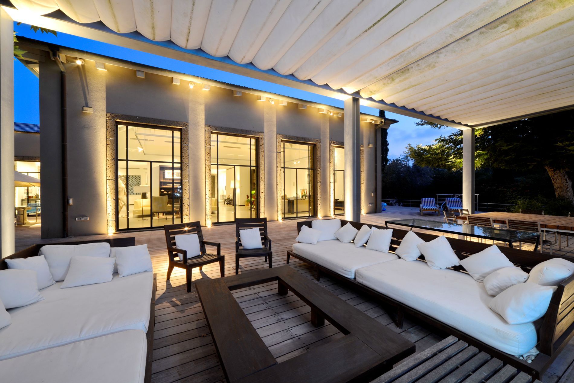 פטיו עם ספה ושולחן מתחת לחופה