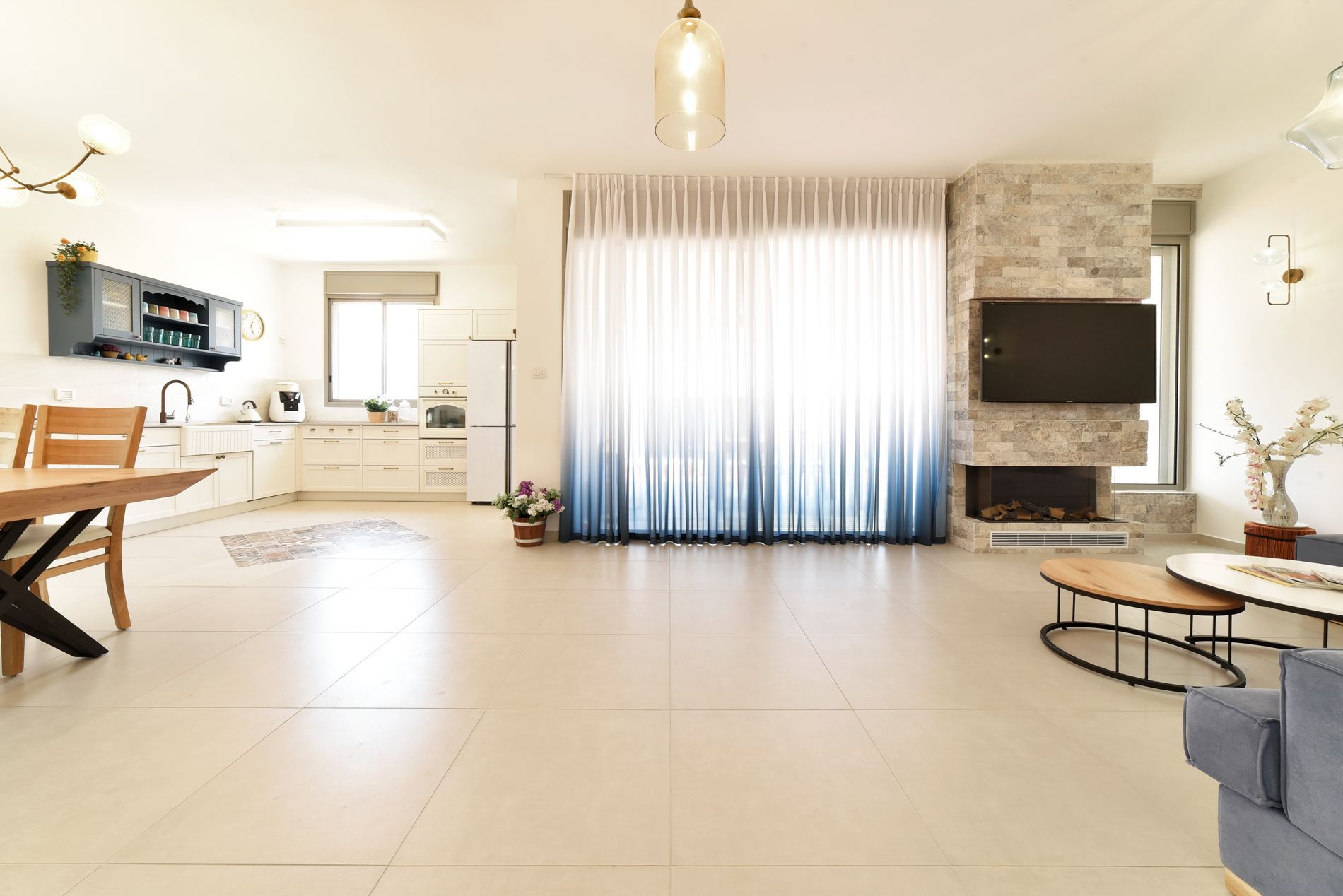 סלון עם ספה, שולחן, טלוויזיה ואח.