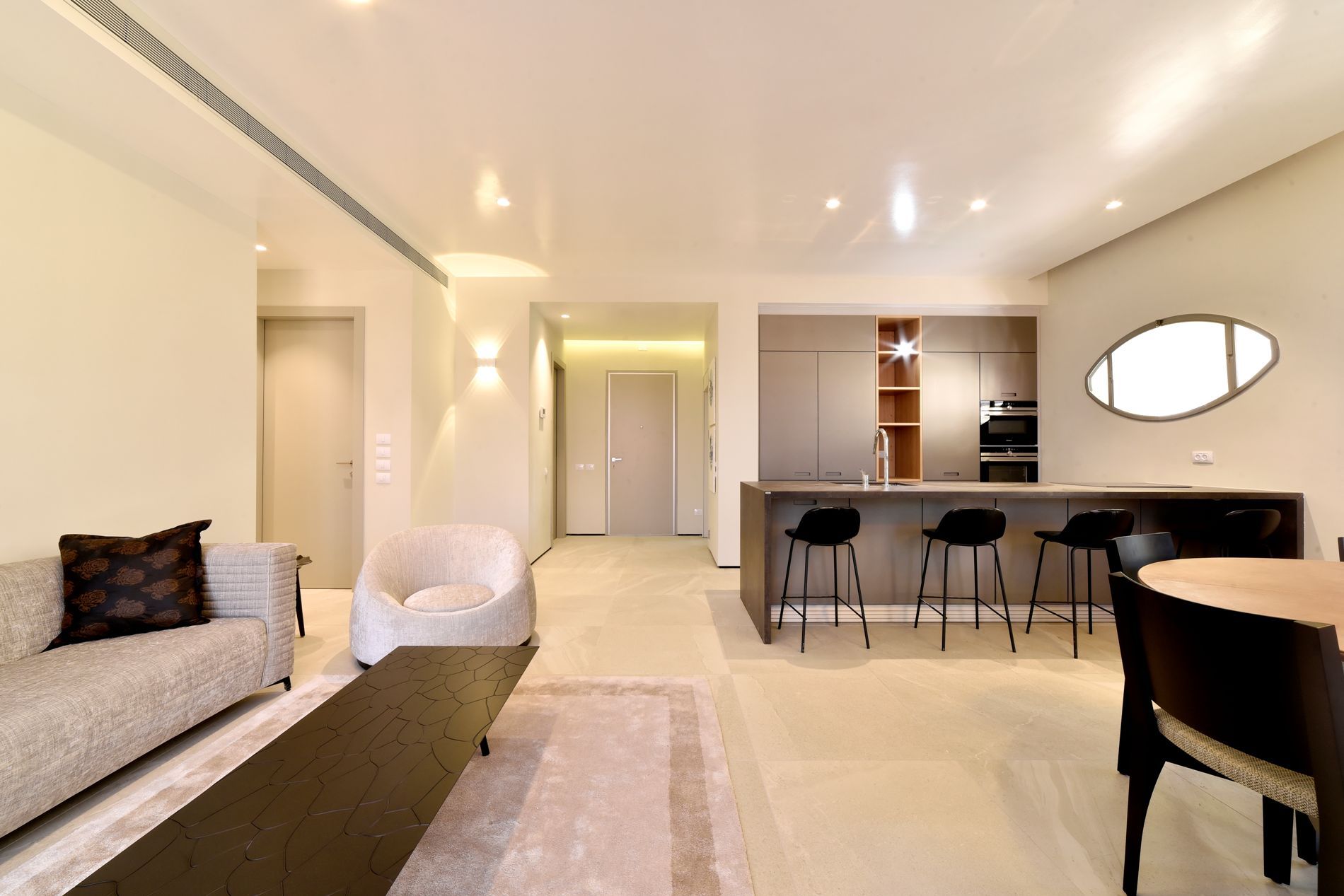 סלון עם ספה כיסא ושולחן